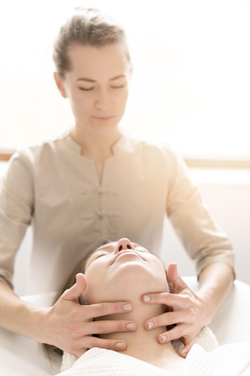 Therapist Massage at Laguna SPA Business Bay